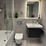 Luxury Minster Penthouse - Free Gym & Parking