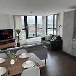 דירה Luxury Minster Penthouse - Free Gym & Parking *