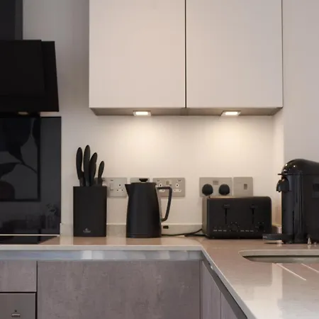 Luxury Minster Penthouse - Free Gym & Parking *